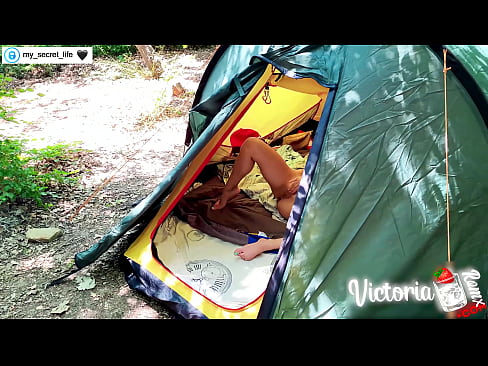 ❤️ Gefilmd op camera Gepassioneerd aftrekken Vreemdeling in een tent Anal porno at us ️❤