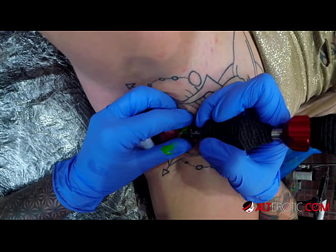 ❤️ Extreem getatoeëerde hottie Sully Savage kreeg een tatoeage op haar clitoris Anal porno at us ️❤